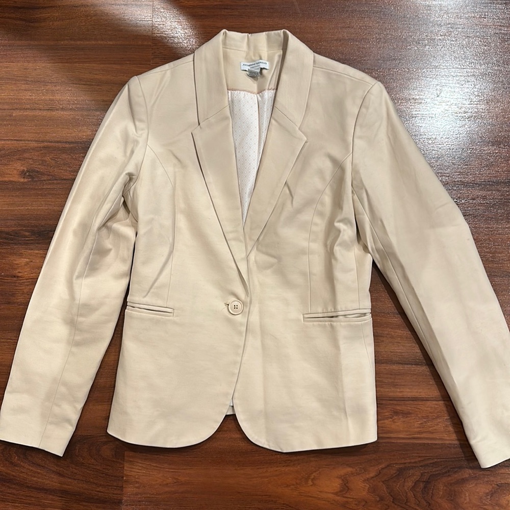 Slightly worn Katherine Barclay Montreal Woman Suit Blazer/Jacket, size XS Beige